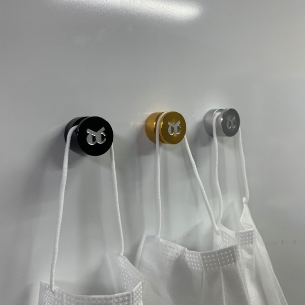 뮤직브로샵,꾸꾸아트 차량용 마스크걸이 송풍구 타입 레터링 로고 각인 실내 후크 걸이